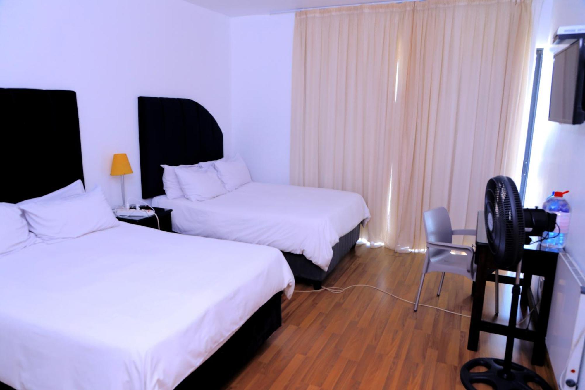 Tweepersoonskamer met 2 Aparte Bedden en Badkamer